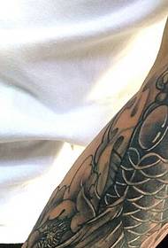 El braç del tatuatge del calamar de color negre de braç és molt energètic