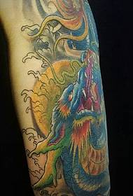 Големият пъстър модел на татуировка на дракон е много красив