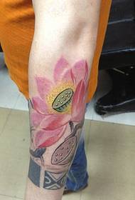 earm prachtige en prachtige lotus tattoo tattoo