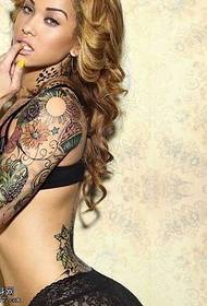 model de tatuaj de viță de floare braț
