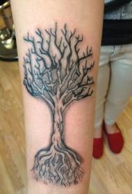 forankret tre-tatoveringsmønster på armen