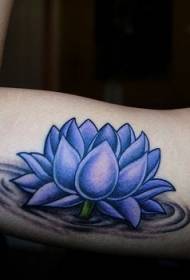 bloe Lotus a Waasser groussen Aarm am Tattoo Muster