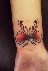 Lenyűgöző pillangó tetoválás minta fegyverek
