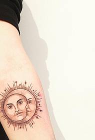 작은 팔 달 태양 작은 신선한 문신 패턴