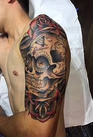 rosas de meia manga de braço esquerdo masculino e imagens de tatuagem de caveira de estilo decorativo