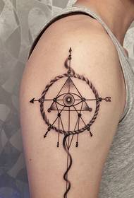 verschidde geometresch Mustere geformt duerch kreativen Aarm Tattoo