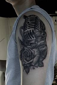 Umunthu Woseketsa Arm Black Grey rose tattoo dongosolo