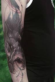 ການດຶງດູດການສັກຢາ tattoo ຂອງແຂນຫຼາຍ totem