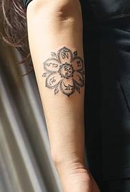 Zaj lus tattoo tattoo tus qauv zais hauv caj npab hauv caug