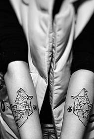 dobleng personalidad ng braso na nangangahulugang libong papel na crane tattoo pattern