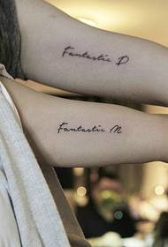 Brazo dentro de un pequeño patrón de tatuaje inglés de pareja fresca