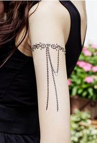 Modeli i tatuazhit të bukur armband në krahun e femrës