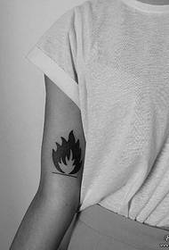 дівчина велика рука чорне полум'я татуювання візерунок