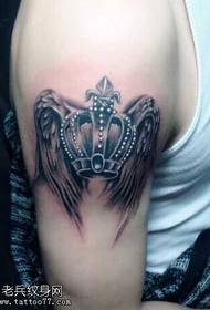 rameno osobnosti krídla koruna tetovanie vzor