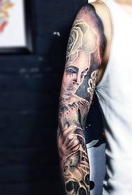 Il modello tradizionale del tatuaggio del braccio del fiore è molto delicato