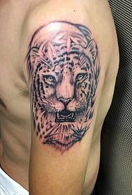 braț un model de tatuaj cap de tigru este aprig