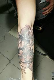 lotus dan cumi-cumi menggabungkan pola lengan tato