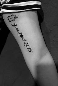 immagine del tatuaggio inglese molto chiara all'interno del braccio