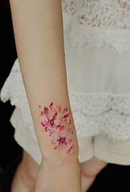 ファッションの女の子の腕の美しい花の入れ墨のパターン