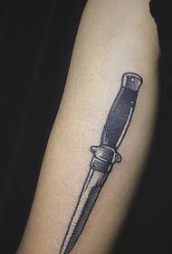 braccia un modello di tatuaggio pugnale osa avvicinarsi