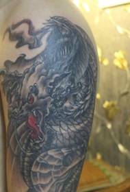 Patrón de tatuaje de dragón malvado dominante clásico tradicional grande