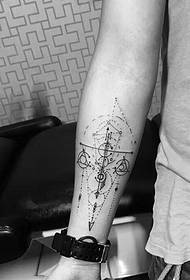 tatuatge de tòtem geomètric de braç en forma de punt