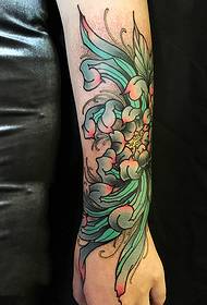 запањујућа тетоважа обојена кризантемом од руке