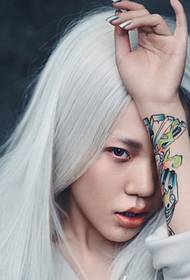stella Wu Mozhen capelli bianchi stile strega spettacolo braccio dipinto tatuaggio