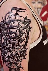 cesta de flores mezclada con velero Patrón de tatuaje del brazo