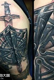 Aarm Schwert Schëld Tattoo Muster