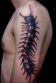 tatuaje de brazo negro en el brazo izquierdo