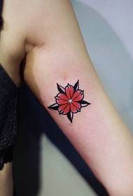 braccio all'interno del piccolo modello di tatuaggio di fiori freschi