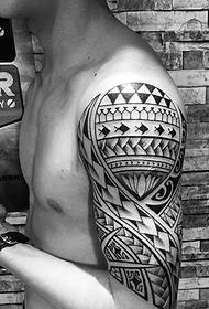 klasszikus régi hagyományos kar totem tetoválás tetoválás