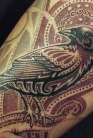 disegno del tatuaggio piccolo uccello e totem rosso sul braccio