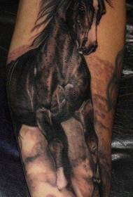 Arm und ein Pferd im galoppierenden Tattoo-Muster