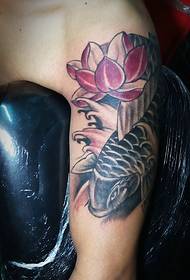 lotus et calmar avec tatouage de bras