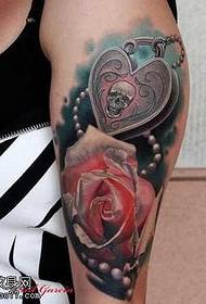 Aarm rose Häerzschloss Tattoo Muster