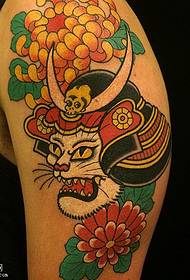 Lielās rokas krizantēmas kaķu tetovējums