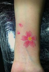 arm mooi rood bloemblad tattoo patroon