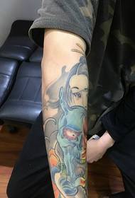 Model de tatuaj cu braț de flori și prajna