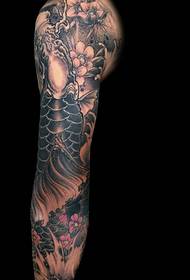 традиционални узорак тетоваже лигње који покрива цијелу руку