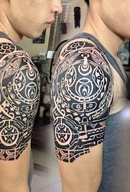διαμορφωμένο μεγάλο τατουάζ μοτίβο