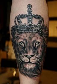 Lion Lion Crown Tattoo Muster um Aarm