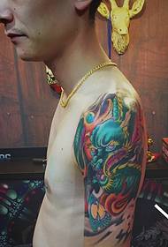 bloem arm kleurrijke boze draak tattoo patroon
