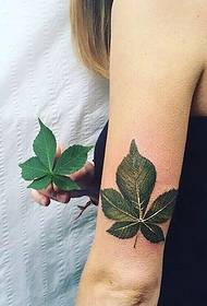 dvě realistické 3d listy s tetováním malé květiny