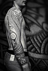 Padrão de tatuagem tribal preto braço masculino Totem