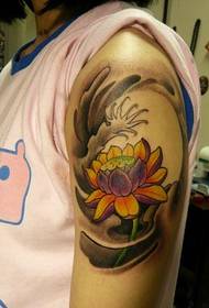 il modello del tatuaggio del loto di colore esterno del braccio è molto bello