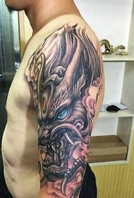 Immagine affascinante del tatuaggio del braccio del drago del male bello
