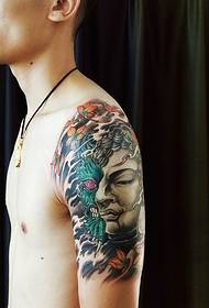 Buda un maģija apvienojumā ar ziedu rokas tetovējuma modeli