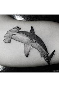 татуировка с большой рукой акулы